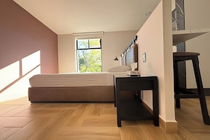 Relájate en tu suite: Disfruta de una cómoda cama y ventilación natural que asegura un ambiente fresco y agradable. Ideal para descansar y recargar energía en un entorno cómodo y acogedor.