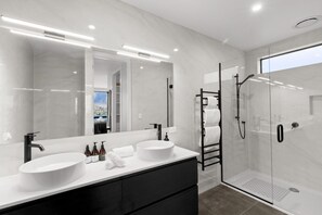 Master ensuite bathroom