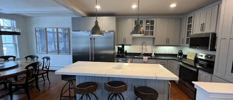 Eat-in Kitchen, island with 4 seats