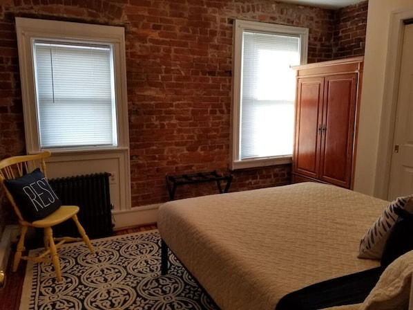 Lovely one bedroom apartment, with lots of natural light, beautiful exposed brick, hardwood floors and architectural touches. Sleeps up to 4.