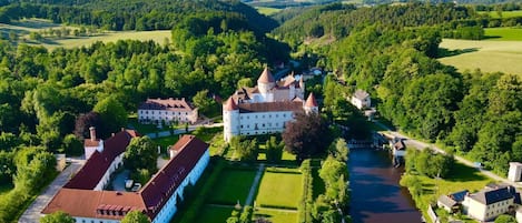Luftaufnahme von Schloss Schwertberg