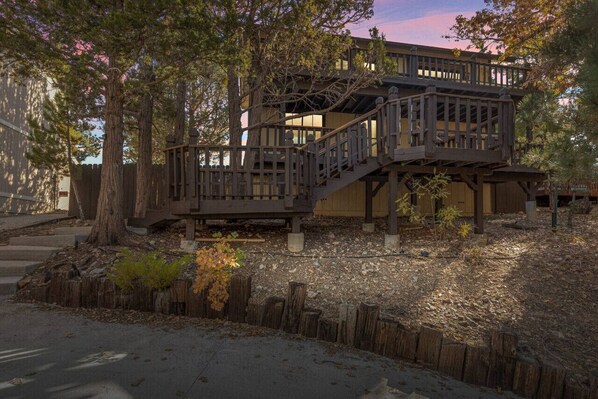 Just a stone's throw away from top ski resorts, this cabin is the perfect base for winter sportsenthusiasts.
