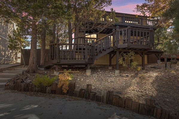 Just a stone's throw away from top ski resorts, this cabin is the perfect base for winter sportsenthusiasts.