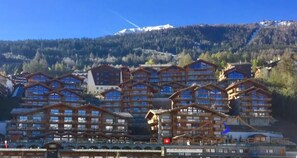 Le complexe des 4 Vallées au pied des remontées mécaniques de Haute-Nendaz