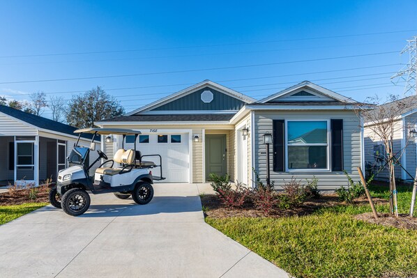 NEW 3/2 Patio Villa and Golf Cart