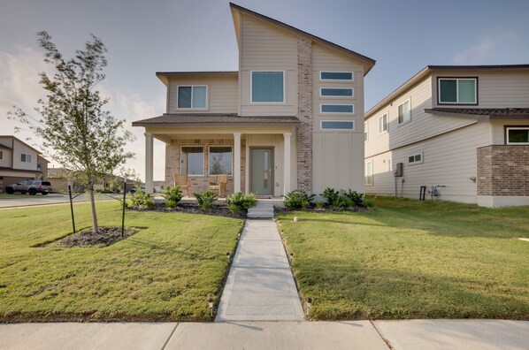 College Station Vacation Rental | 2BR | 2.5BA | 5 Steps to Enter | 1,600 Sq Ft