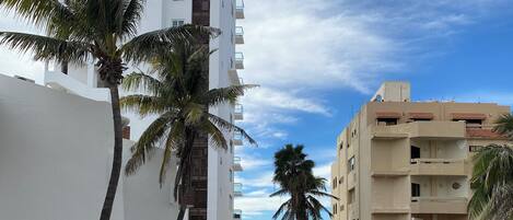 Main swimming pool and view of Ocean
