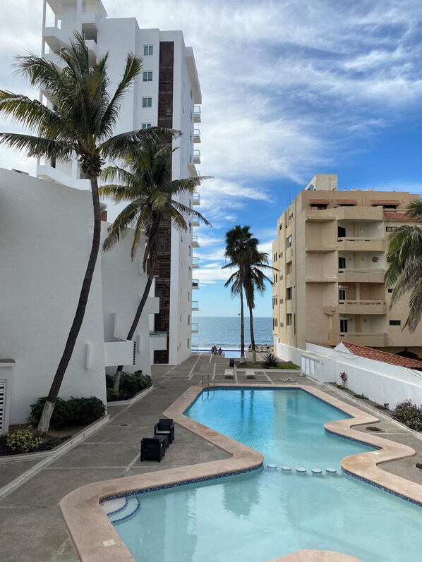 Main swimming pool and view of Ocean