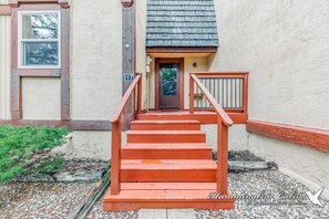 Welcome to "On Mountain Time! the lovely townhome in Alto!