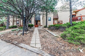 Welcome to "On Mountain Time! the lovely townhome in Alto!