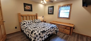 Woodside Escape. Master bedroom on main floor. Queen bed.