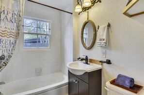 Full Bathroom with Tub/Shwer combination