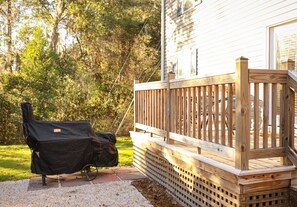 Show off your barbecue skills on this charcoal smoker/grill combo