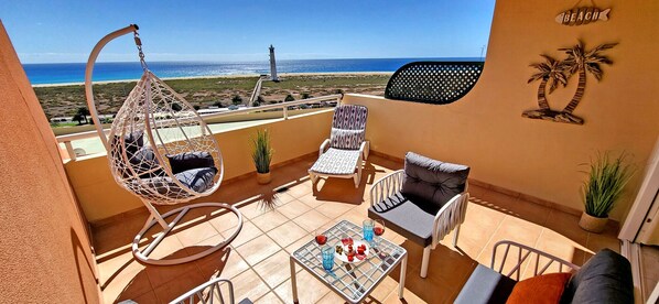 Terrasse mit verschiedenen Sitz-/Liegemöglichkeiten und tollem Meerblick