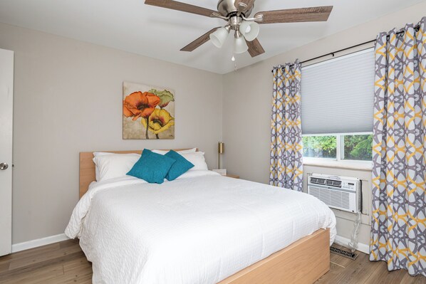 Queen Bed - clean luxury soft bedding!