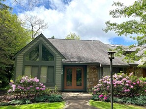 Welcome to Deckside Tranquility, your Laurel Highlands mountain retreat!