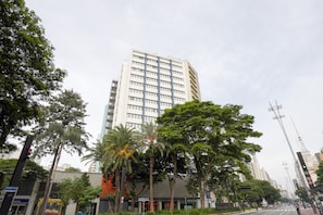 Vista frontal de la propiedad