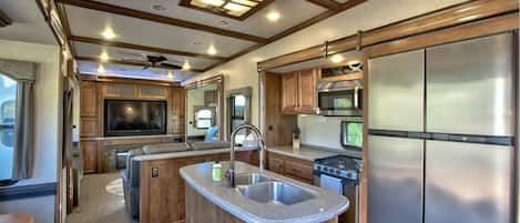 Experience the blend of luxury and comfort in our Big Country trailer. The open-plan kitchen and living room offer an inviting space, combining elegance with practicality. Catering to all your culinary adventures!