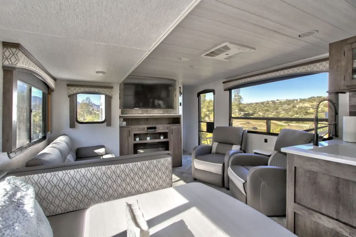 10 Acres Near Wineries: Pool, View, Dogs – EVO RV by Ranch Life Getaway