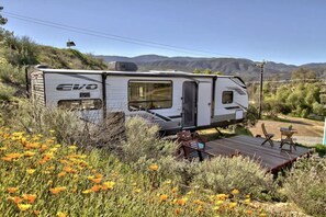 Experience the epitome of luxury and style in our beautiful Evo trailer. Complete with a private deck, it offers a serene space where you can immerse yourself in stunning panoramic views.