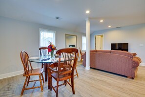 Dining Area | Flat-Screen TV | DVD Player