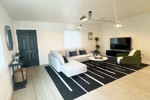 Another photo of the living room 