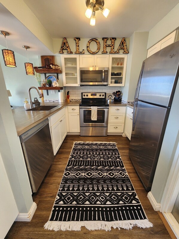 Aloha and Welcome!
Kitchen is ready to cook gourmet meals