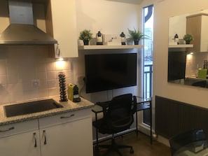 Dedicated working area with UHD Monitor.