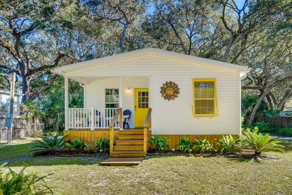 Palm Coast Vacation Rental | 2BR | 2BA | 865 Sq Ft | Stairs Required