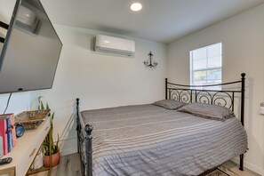 Studio | Queen Bed | Smart TV | Free WiFi | Mini-Split A/C Unit