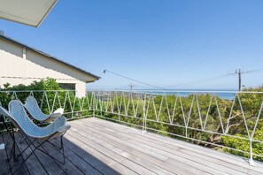 Sweeping views from the deck overlook Port Phillip Bay. ‘
