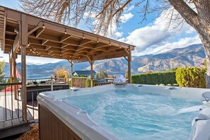 6-7 person hot tub, with lake views; fall vibes