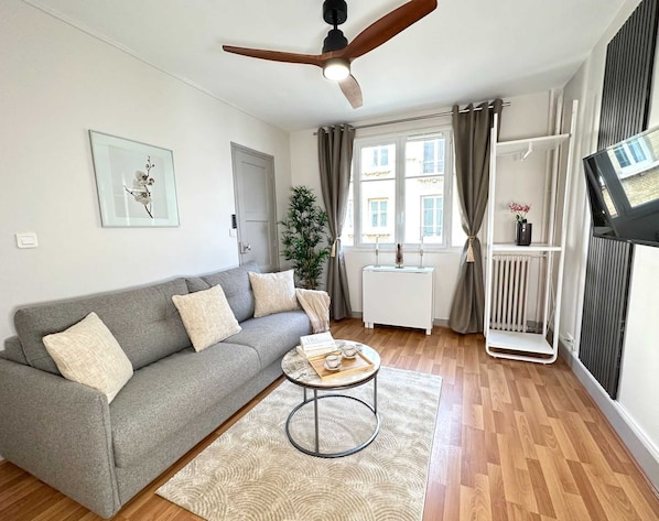 Versatile living space with a cozy sofa and a flat-screen TV and free WiFi for your stay