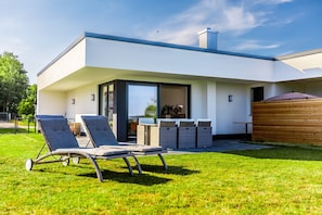 großzügige Terrasse mit abgeschlossenem großzügigem Garten