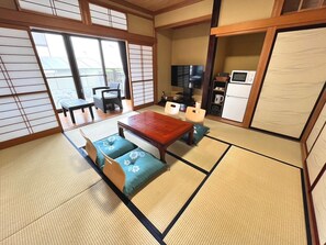 Spacious 8-tatami living room