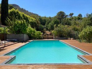 Grande Piscine de 12x6m, équipée de chaises longues et d'un sauna