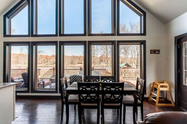 ★☆Dining Room☆★ Our dining room and kitchen allows you to take in all the views the lake has to offer with floor to ceiling windows. Whether prepping dinner in the kitchen or snacking on apps at the table, it is the perfect recipe for unforgettable m