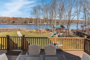★☆3-Bed, 2-Bath Lakefront Home☆★ This lakefront home everything a family needs! From views of the lake to backyard activities there is something for everyone!