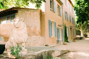 La Bastide provençale dont dépend le logement