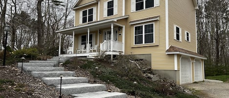 Front of home showing the porch