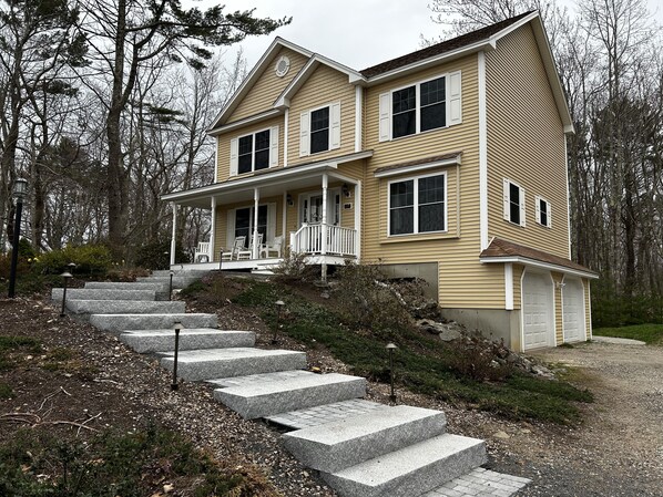 Front of home showing the porch