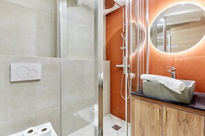 Salle de bain 1 avec toilette