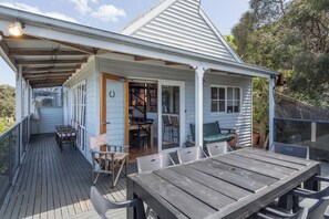 Multiple alfresco spaces encourage life outdoors, soaking up the coastal lifestyle.