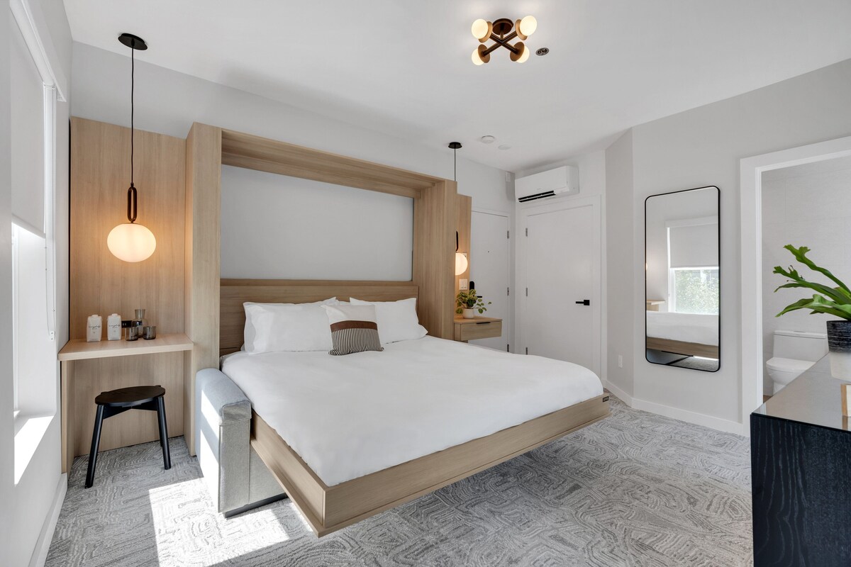 The St. Laurent: Deluxe King – Sleeps 2