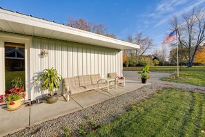 Apartment Exterior | Furnished Porch