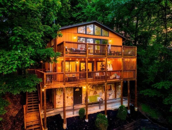 Chalet Zermatt your dreamy Gatlinburg retreat with 5bedrooms and great amenities