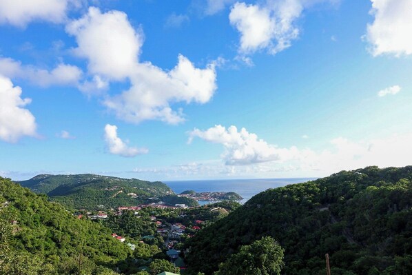 Terrace all around the house, gas barbecue, table for 4 guests, deck chairs. Ocean view.