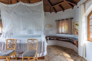 Air conditioning, king size bed, HD-TV, Dish network, ceiling fan. En-suite bathroom with shower. Private terrace. Ocean view.