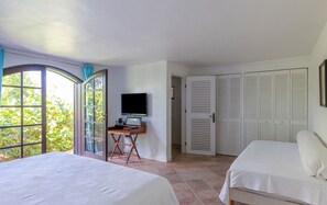 Air conditioning, king size bed, HD-TV, Dish network, ceiling fan. En-suite bathroom with shower. 