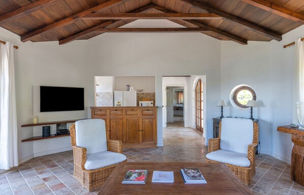 Air conditioning, HD-TV, Dish network, ceiling fan. Opens onto the terrace, Ocean view.